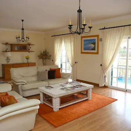 Spacious House In With Private Pool *